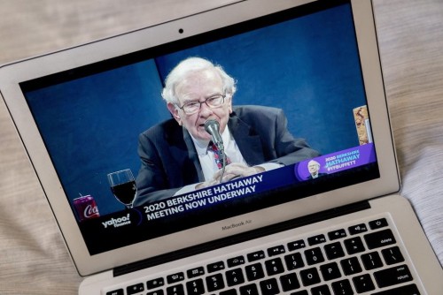 Warren Buffett chia sẻ lý do không xuống tiền khi thị trường sợ hãi: "Cuộc khủng hoảng lần này rất khác"!
